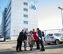 Vor dem zukünftigen Gebäude des Bildungscampus Pflege und Gesundheit Magdeburg in den Neustädter Höfen (v.l) Christine Michelfeit-Schaper, Pflegedirektorin der Universitätsmedizin Magdeburg, Stephanie Dolge, Direktorin des Ausbildungszentrums für Gesundheitsfachberufe Magdeburg, Christina Heinze, Geschäftsführerin und Schulleiterin des Bildungszentrums für Gesundheitsberufe Magdeburg, Constanze Dulich, Abteilungsleiterin Controlling, Klinikum Magdeburg, Kristin Thiel stellvertretende Schulleitung BZG